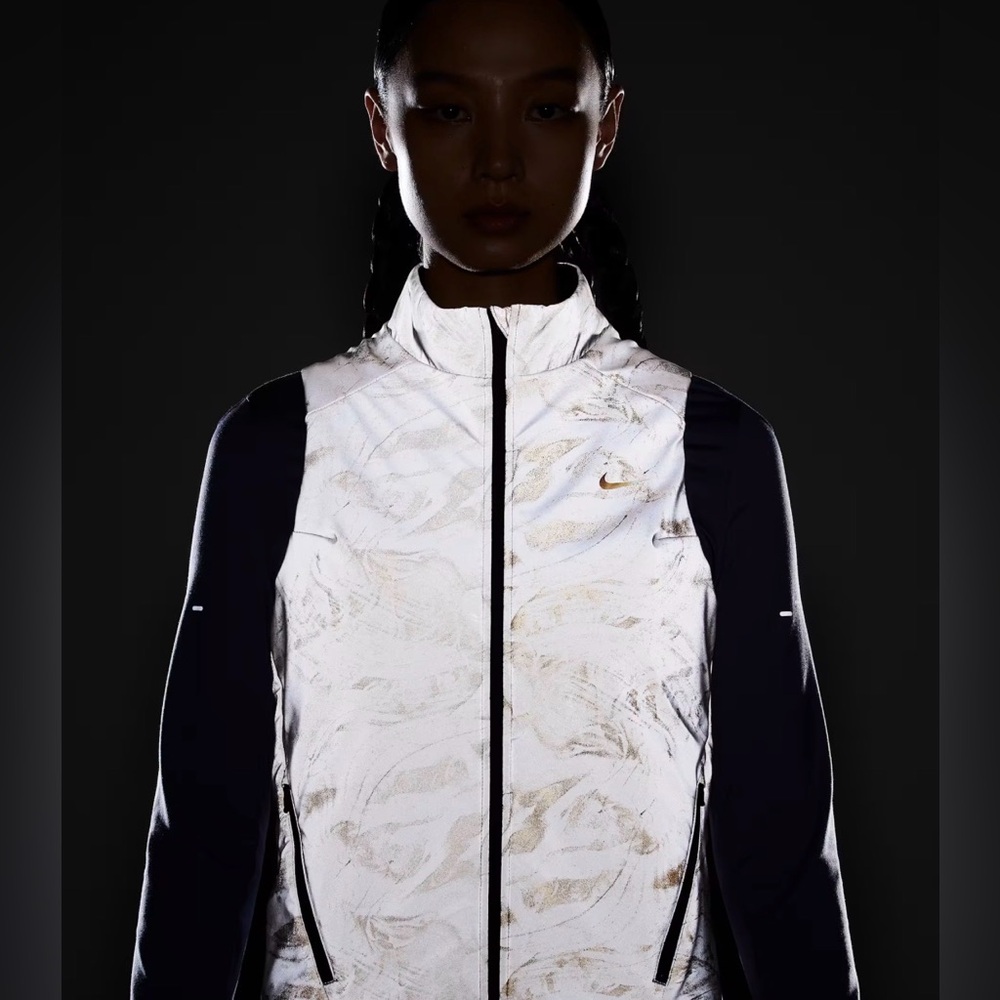HV2762-078 Size XL Nike Swift Women's Therma-FIT ADV Reflective Running Vest